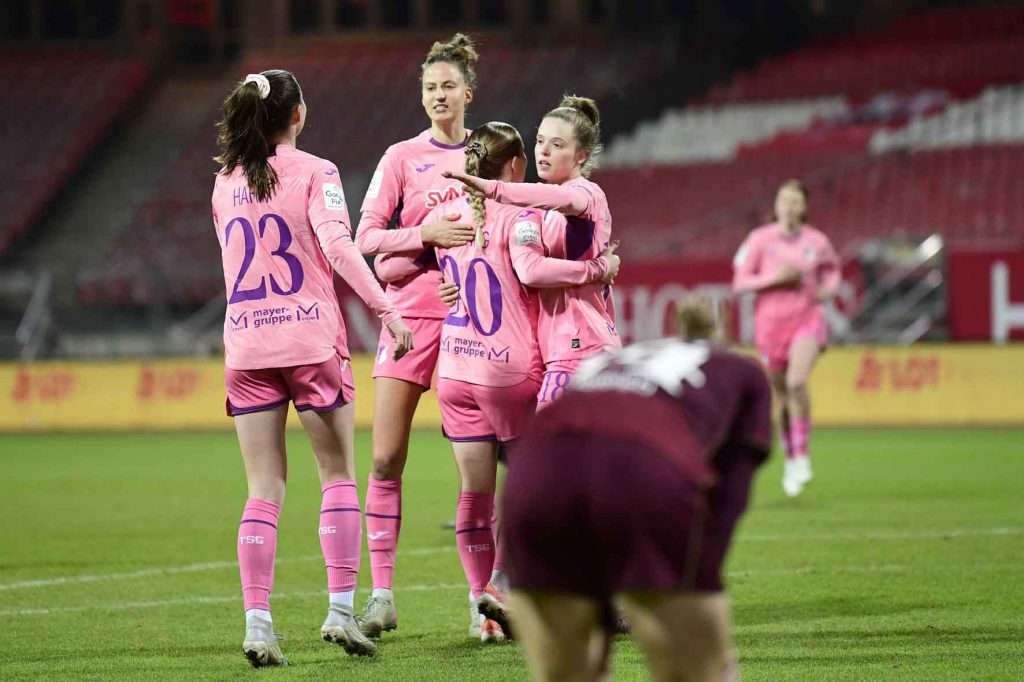 #Fußball, #Liga1, #Bundesliga, #DFL, #DFB, #googlepixel, #frauenbundesliga, #Nürnberg, #1fcn, #fcn, #damen, #frauen, #Stadion, #MaxMorlockStadion, #Ball, #Sport, #Fans, #Jubel, #Torjubel, #Fahnen, #Fanblock, #Faszination, #Action, #Zweikampf, #Schiedsrichter, #Linienrichter, #SparkasseNürnberg, #NErgie, #Zuschauer, #fussball,