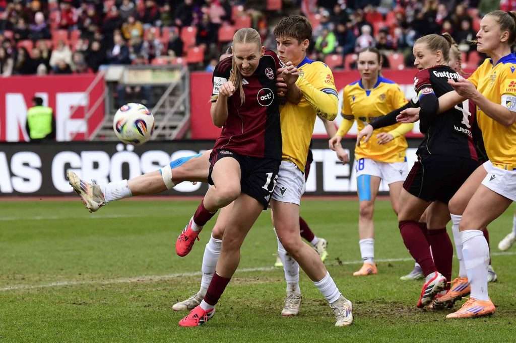 #Fußball, #Liga1, #Bundesliga, #DFL, #DFB, #googlepixel, #frauenbundesliga, #Nürnberg, #1fcn, #fcn, #damen, #frauen, #Stadion, #MaxMorlockStadion, #Ball, #Sport, #Fans, #Jubel, #Torjubel, #Fahnen, #Fanblock, #Faszination, #Action, #Zweikampf, #Schiedsrichter, #Linienrichter, #SparkasseNürnberg, #NErgie, #Zuschauer, #fussball,