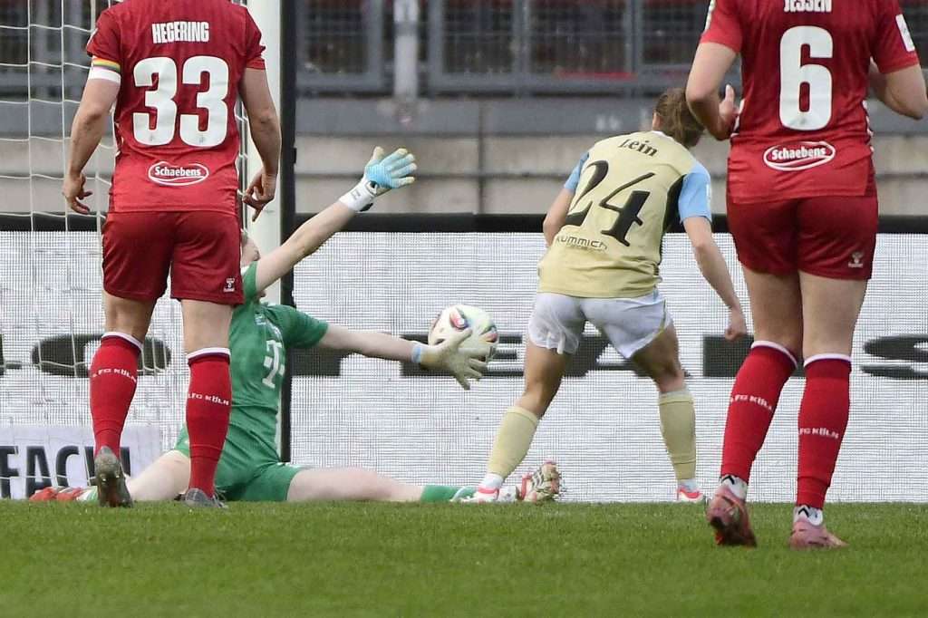 #Fußball, #Liga1, #Bundesliga, #DFL, #DFB, #Nürnberg, #1fcn, #fcn, #damen, #frauen, #Stadion, #MaxMorlockStadion, #Ball, #Sport, #Fans, #Jubel, #Torjubel, #Fahnen, #Fanblock, #Faszination, #Action, #Zweikampf, #Schiedsrichter, #Linienrichter, #SparkasseNürnberg, #NErgie, #Zuschauer, #fussball,