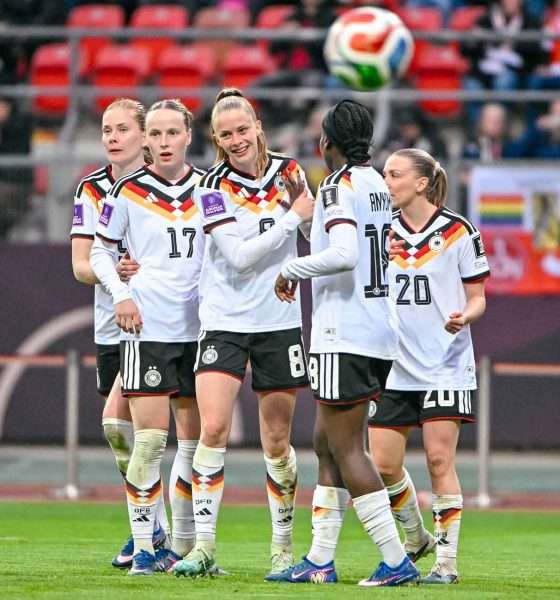 #Fußball, #DFB, #Länderspiel, #Herren, #Frauen, #Deutschland, #Österreich, #Nürnberg, #Stadion, #Maxmorlockstadion, #Fussball, #Ball, #Sport, #Fans, #Jubel, #Torjubel, #Ausschreitung, #Pyrotechnik, #Raketen, #Fahnen, #Fanblock, #Faszination, #Jubel, #Action, #Zweikampf, #Schiedsrichter, #Linienrichter, #Vergnügen, #Freizeit, #Familie, #Zuschauer,