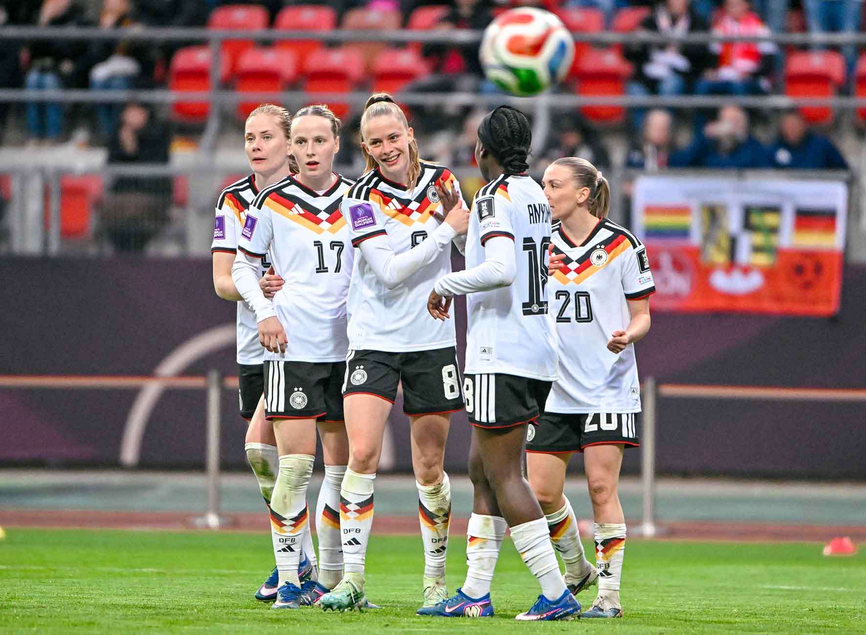 #Fußball, #DFB, #Länderspiel, #Herren, #Frauen, #Deutschland, #Österreich, #Nürnberg, #Stadion, #Maxmorlockstadion, #Fussball, #Ball, #Sport, #Fans, #Jubel, #Torjubel, #Ausschreitung, #Pyrotechnik, #Raketen, #Fahnen, #Fanblock, #Faszination, #Jubel, #Action, #Zweikampf, #Schiedsrichter, #Linienrichter, #Vergnügen, #Freizeit, #Familie, #Zuschauer,