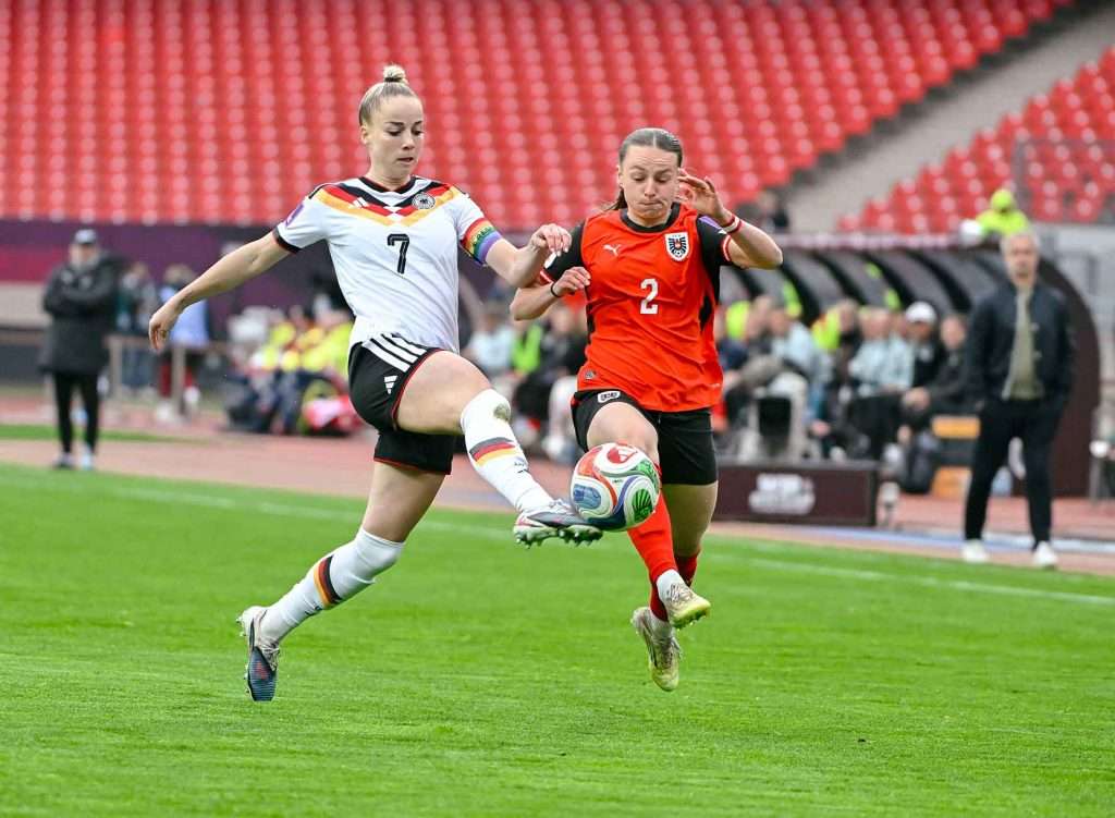 #Fußball, #DFB, #Länderspiel, #Herren, #Frauen, #Deutschland, #Österreich, #Nürnberg, #Stadion, #Maxmorlockstadion, #Fussball, #Ball, #Sport, #Fans, #Jubel, #Torjubel, #Ausschreitung, #Pyrotechnik, #Raketen, #Fahnen, #Fanblock, #Faszination, #Jubel, #Action, #Zweikampf, #Schiedsrichter, #Linienrichter, #Vergnügen, #Freizeit, #Familie, #Zuschauer,