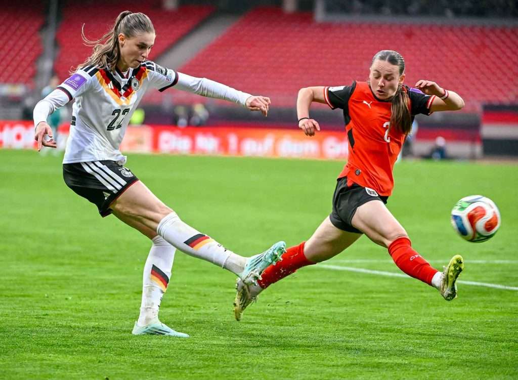 #Fußball, #DFB, #Länderspiel, #Herren, #Frauen, #Deutschland, #Österreich, #Nürnberg, #Stadion, #Maxmorlockstadion, #Fussball, #Ball, #Sport, #Fans, #Jubel, #Torjubel, #Ausschreitung, #Pyrotechnik, #Raketen, #Fahnen, #Fanblock, #Faszination, #Jubel, #Action, #Zweikampf, #Schiedsrichter, #Linienrichter, #Vergnügen, #Freizeit, #Familie, #Zuschauer,