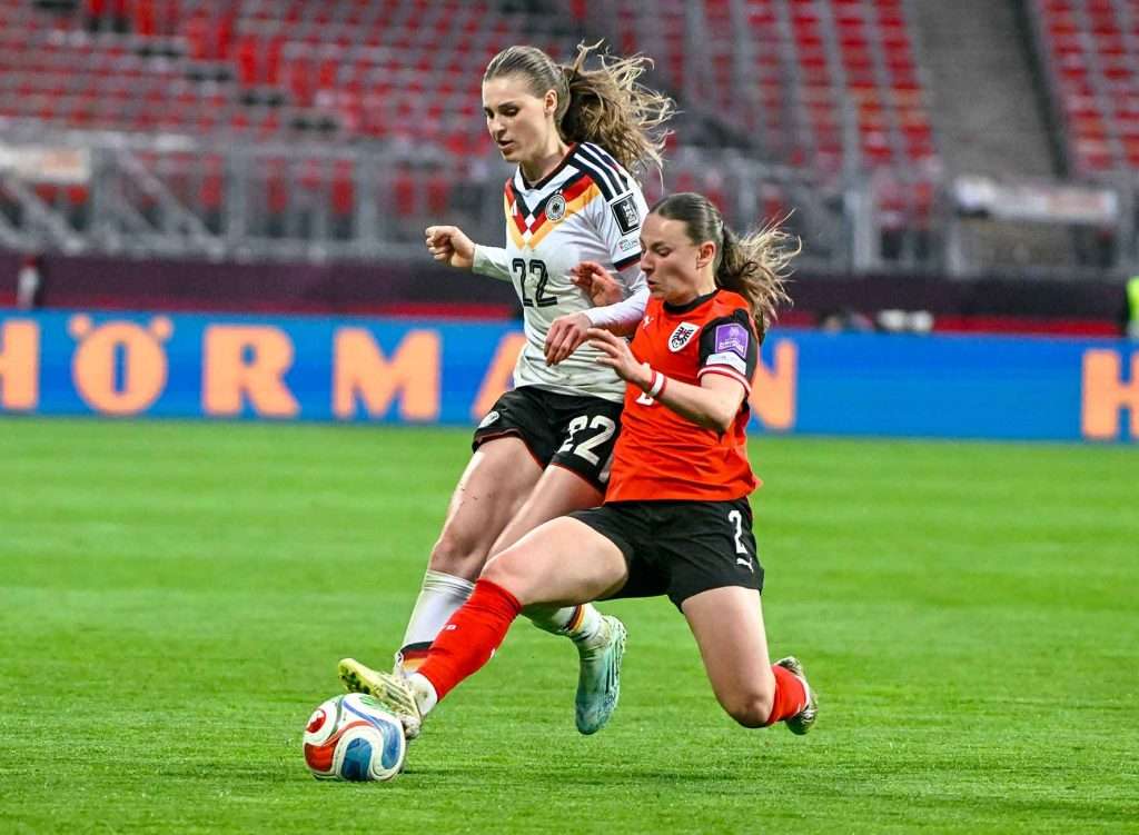 #Fußball, #DFB, #Länderspiel, #Herren, #Frauen, #Deutschland, #Österreich, #Nürnberg, #Stadion, #Maxmorlockstadion, #Fussball, #Ball, #Sport, #Fans, #Jubel, #Torjubel, #Ausschreitung, #Pyrotechnik, #Raketen, #Fahnen, #Fanblock, #Faszination, #Jubel, #Action, #Zweikampf, #Schiedsrichter, #Linienrichter, #Vergnügen, #Freizeit, #Familie, #Zuschauer,