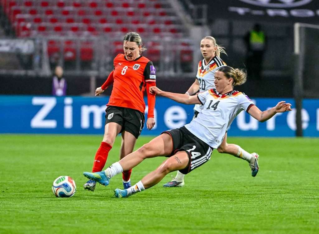 #Fußball, #DFB, #Länderspiel, #Herren, #Frauen, #Deutschland, #Österreich, #Nürnberg, #Stadion, #Maxmorlockstadion, #Fussball, #Ball, #Sport, #Fans, #Jubel, #Torjubel, #Ausschreitung, #Pyrotechnik, #Raketen, #Fahnen, #Fanblock, #Faszination, #Jubel, #Action, #Zweikampf, #Schiedsrichter, #Linienrichter, #Vergnügen, #Freizeit, #Familie, #Zuschauer,