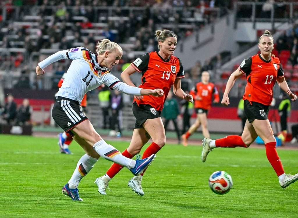 #Fußball, #DFB, #Länderspiel, #Herren, #Frauen, #Deutschland, #Österreich, #Nürnberg, #Stadion, #Maxmorlockstadion, #Fussball, #Ball, #Sport, #Fans, #Jubel, #Torjubel, #Ausschreitung, #Pyrotechnik, #Raketen, #Fahnen, #Fanblock, #Faszination, #Jubel, #Action, #Zweikampf, #Schiedsrichter, #Linienrichter, #Vergnügen, #Freizeit, #Familie, #Zuschauer,