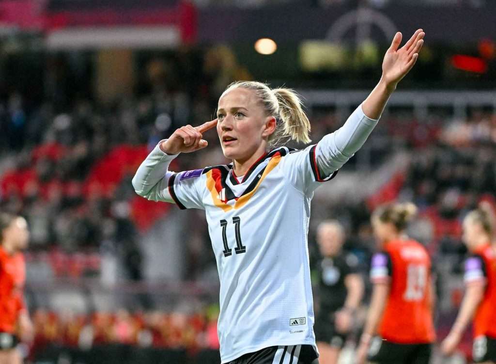 #Fußball, #DFB, #Länderspiel, #Herren, #Frauen, #Deutschland, #Österreich, #Nürnberg, #Stadion, #Maxmorlockstadion, #Fussball, #Ball, #Sport, #Fans, #Jubel, #Torjubel, #Ausschreitung, #Pyrotechnik, #Raketen, #Fahnen, #Fanblock, #Faszination, #Jubel, #Action, #Zweikampf, #Schiedsrichter, #Linienrichter, #Vergnügen, #Freizeit, #Familie, #Zuschauer,