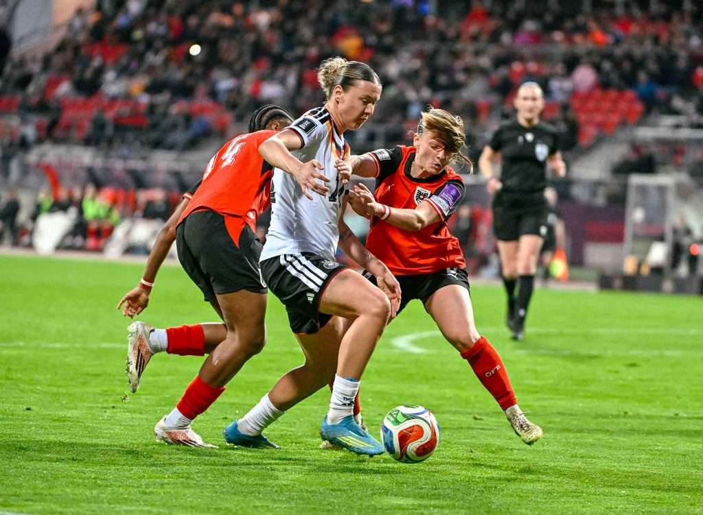 #Fußball, #DFB, #Länderspiel, #Herren, #Frauen, #Deutschland, #Österreich, #Nürnberg, #Stadion, #Maxmorlockstadion, #Fussball, #Ball, #Sport, #Fans, #Jubel, #Torjubel, #Ausschreitung, #Pyrotechnik, #Raketen, #Fahnen, #Fanblock, #Faszination, #Jubel, #Action, #Zweikampf, #Schiedsrichter, #Linienrichter, #Vergnügen, #Freizeit, #Familie, #Zuschauer,