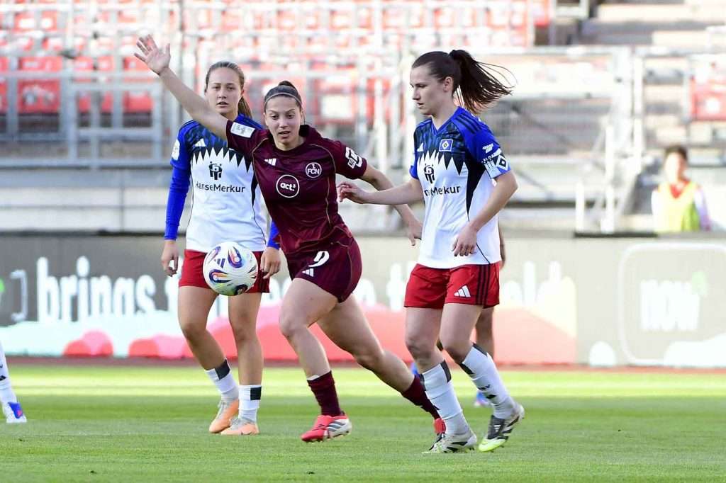 #Fußball, #Liga1, #Bundesliga, #DFL, #DFB, #Nürnberg, #1fcn, #fcn, #damen, #frauen, #Stadion, #MaxMorlockStadion, #Ball, #Sport, #Fans, #Jubel, #Torjubel, #Fahnen, #Fanblock, #Faszination, #Action, #Zweikampf, #Schiedsrichter, #Linienrichter, #SparkasseNürnberg, #NErgie, #Zuschauer, #fussball,