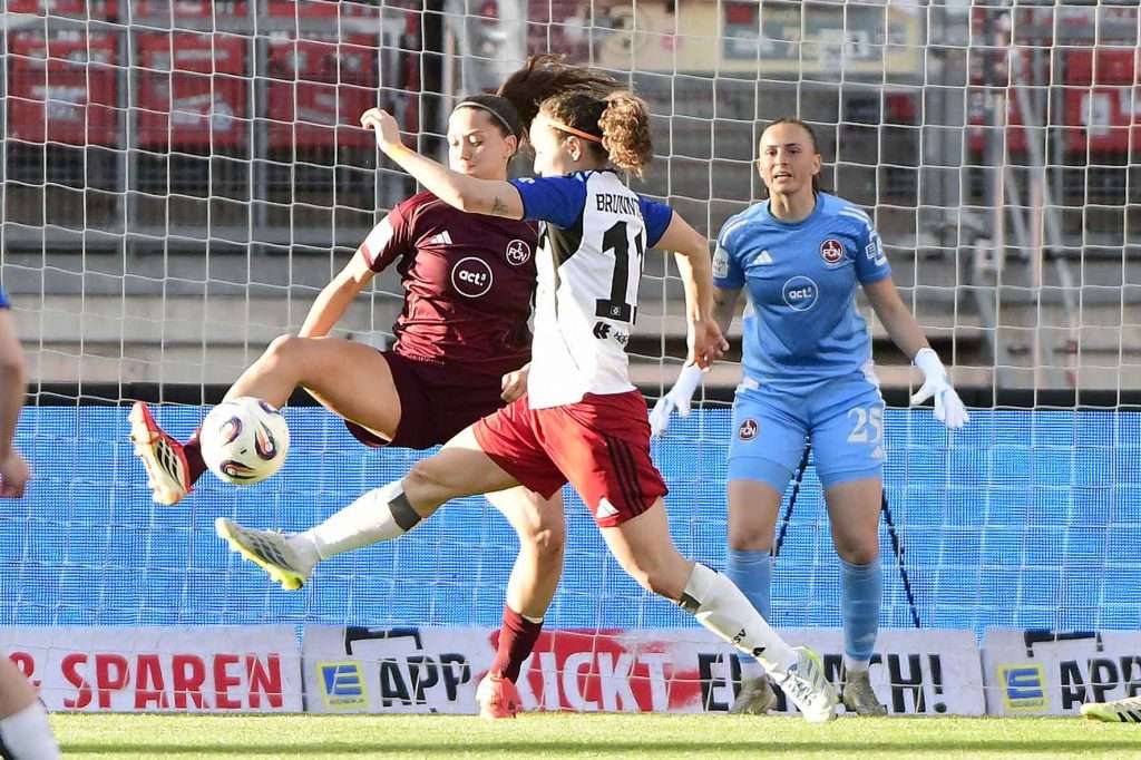 #Fußball, #Liga1, #Bundesliga, #DFL, #DFB, #Nürnberg, #1fcn, #fcn, #damen, #frauen, #Stadion, #MaxMorlockStadion, #Ball, #Sport, #Fans, #Jubel, #Torjubel, #Fahnen, #Fanblock, #Faszination, #Action, #Zweikampf, #Schiedsrichter, #Linienrichter, #SparkasseNürnberg, #NErgie, #Zuschauer, #fussball,