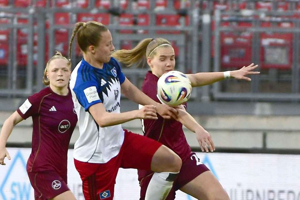 #Fußball, #Liga1, #Bundesliga, #DFL, #DFB, #Nürnberg, #1fcn, #fcn, #damen, #frauen, #Stadion, #MaxMorlockStadion, #Ball, #Sport, #Fans, #Jubel, #Torjubel, #Fahnen, #Fanblock, #Faszination, #Action, #Zweikampf, #Schiedsrichter, #Linienrichter, #SparkasseNürnberg, #NErgie, #Zuschauer, #fussball,