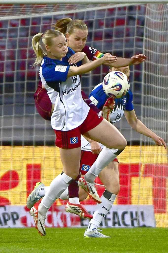 #Fußball, #Liga1, #Bundesliga, #DFL, #DFB, #Nürnberg, #1fcn, #fcn, #damen, #frauen, #Stadion, #MaxMorlockStadion, #Ball, #Sport, #Fans, #Jubel, #Torjubel, #Fahnen, #Fanblock, #Faszination, #Action, #Zweikampf, #Schiedsrichter, #Linienrichter, #SparkasseNürnberg, #NErgie, #Zuschauer, #fussball,