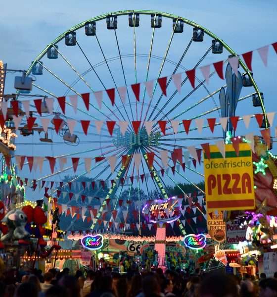 #Nürnberg, #Nuremberg, #MetropolregionNürnberg, #Frühlingsfest, #Herbstvolksfest, #Tucher, #GlossnerBier, #Grüner, #Gutmann, #Landwehrbräu, #Zirndorfer, #Festlichkeit, #Verkaufsstände, #Süssigkeiten, #Bratwürste, #Kinder, #Erwachsene, #Bierzelt, #Fahrgeschäfte, #Karussell, #Riesenrad, #Wellenflug, #Geisterbahn, #Feuerwerk, #Losbuden, #Eis, #Belustigung, #Volksfestplatz, #Oma, #Opa, #Enkelkinder, #Ausflug, #Dutzendteich, #Volksfestkönigin, #LorenzKalb, #SüddeutscherSchaustellerverband, #Freizeit, #Vergnügen,