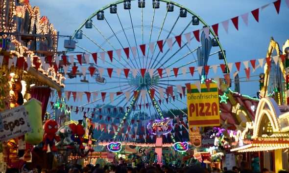 #Nürnberg, #Nuremberg, #MetropolregionNürnberg, #Frühlingsfest, #Herbstvolksfest, #Tucher, #GlossnerBier, #Grüner, #Gutmann, #Landwehrbräu, #Zirndorfer, #Festlichkeit, #Verkaufsstände, #Süssigkeiten, #Bratwürste, #Kinder, #Erwachsene, #Bierzelt, #Fahrgeschäfte, #Karussell, #Riesenrad, #Wellenflug, #Geisterbahn, #Feuerwerk, #Losbuden, #Eis, #Belustigung, #Volksfestplatz, #Oma, #Opa, #Enkelkinder, #Ausflug, #Dutzendteich, #Volksfestkönigin, #LorenzKalb, #SüddeutscherSchaustellerverband, #Freizeit, #Vergnügen,