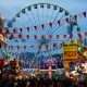 #Nürnberg, #Nuremberg, #MetropolregionNürnberg, #Frühlingsfest, #Herbstvolksfest, #Tucher, #GlossnerBier, #Grüner, #Gutmann, #Landwehrbräu, #Zirndorfer, #Festlichkeit, #Verkaufsstände, #Süssigkeiten, #Bratwürste, #Kinder, #Erwachsene, #Bierzelt, #Fahrgeschäfte, #Karussell, #Riesenrad, #Wellenflug, #Geisterbahn, #Feuerwerk, #Losbuden, #Eis, #Belustigung, #Volksfestplatz, #Oma, #Opa, #Enkelkinder, #Ausflug, #Dutzendteich, #Volksfestkönigin, #LorenzKalb, #SüddeutscherSchaustellerverband, #Freizeit, #Vergnügen,