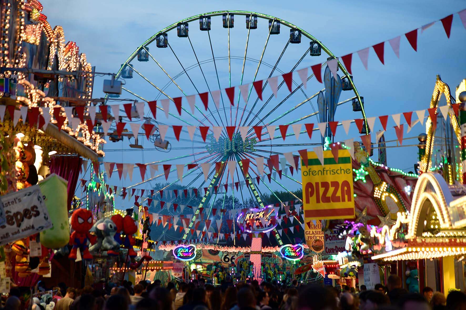 #Nürnberg, #Nuremberg, #MetropolregionNürnberg, #Frühlingsfest, #Herbstvolksfest, #Tucher, #GlossnerBier, #Grüner, #Gutmann, #Landwehrbräu, #Zirndorfer, #Festlichkeit, #Verkaufsstände, #Süssigkeiten, #Bratwürste, #Kinder, #Erwachsene, #Bierzelt, #Fahrgeschäfte, #Karussell, #Riesenrad, #Wellenflug, #Geisterbahn, #Feuerwerk, #Losbuden, #Eis, #Belustigung, #Volksfestplatz, #Oma, #Opa, #Enkelkinder, #Ausflug, #Dutzendteich, #Volksfestkönigin, #LorenzKalb, #SüddeutscherSchaustellerverband, #Freizeit, #Vergnügen,