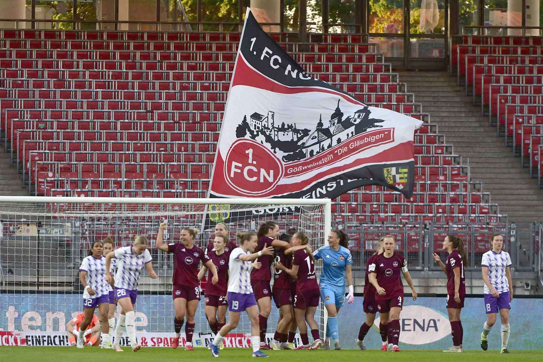 #Fußball, #Liga1, #Bundesliga, #DFL, #DFB, #Nürnberg, #1fcn, #fcn, #damen, #frauen, #Stadion, #MaxMorlockStadion, #Ball, #Sport, #Fans, #Jubel, #Torjubel, #Fahnen, #Fanblock, #Faszination, #Action, #Zweikampf, #Schiedsrichter, #Linienrichter, #SparkasseNürnberg, #NErgie, #Zuschauer, #fussball,