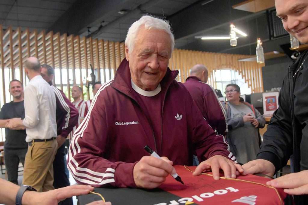 #Nürnberg, #Stadion, #MaxMorlockStadion, #Legenden, #Aufsteiger, #Weltmeister, #Meister, #Pokalsieger, #Ball, #Sport, #Fans, #Jubel, #Torjubel, #Fahnen, #Fanblock, #Faszination, #Action, #Zweikampf, #Schiedsrichter; #Linienrichter, #FrankenBrunnen, #NErgie, #SparkasseNürnberg, #Vergnügen, #Freizeit, #Familie, #Zuschauer, #MaxMorlock, #Spielräume, #Stolperstein, #JenöKonradCup, #FCN, #Dachverein, #Ehrungsabend,