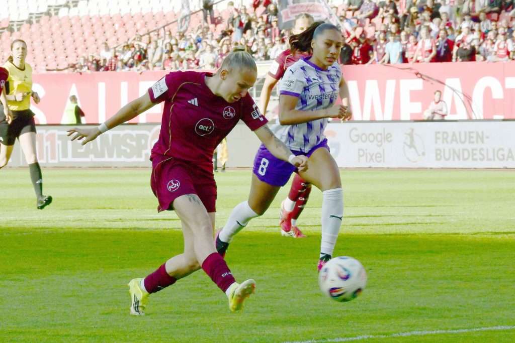 #Fußball, #Liga1, #Bundesliga, #DFL, #DFB, #Nürnberg, #1fcn, #fcn, #damen, #frauen, #Stadion, #MaxMorlockStadion, #Ball, #Sport, #Fans, #Jubel, #Torjubel, #Fahnen, #Fanblock, #Faszination, #Action, #Zweikampf, #Schiedsrichter, #Linienrichter, #SparkasseNürnberg, #NErgie, #Zuschauer, #fussball,