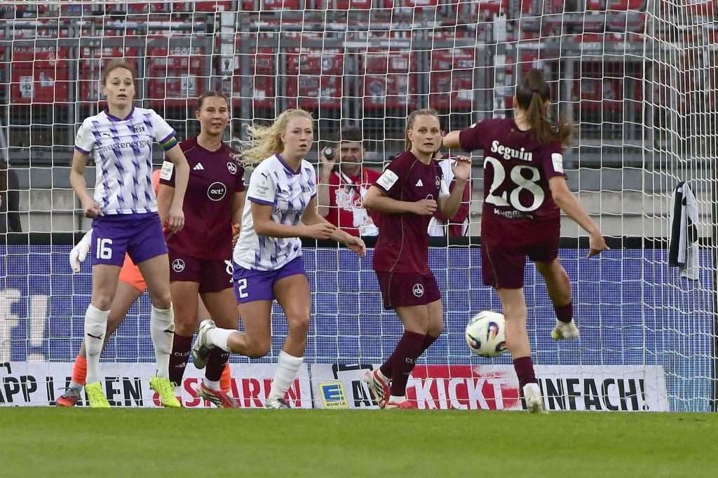 #Fußball, #Liga1, #Bundesliga, #DFL, #DFB, #Nürnberg, #1fcn, #fcn, #damen, #frauen, #Stadion, #MaxMorlockStadion, #Ball, #Sport, #Fans, #Jubel, #Torjubel, #Fahnen, #Fanblock, #Faszination, #Action, #Zweikampf, #Schiedsrichter, #Linienrichter, #SparkasseNürnberg, #NErgie, #Zuschauer, #fussball,