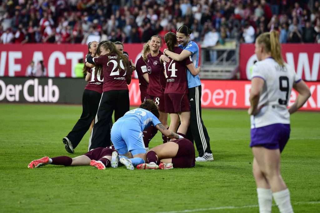 #Fußball, #Liga1, #Bundesliga, #DFL, #DFB, #Nürnberg, #1fcn, #fcn, #damen, #frauen, #Stadion, #MaxMorlockStadion, #Ball, #Sport, #Fans, #Jubel, #Torjubel, #Fahnen, #Fanblock, #Faszination, #Action, #Zweikampf, #Schiedsrichter, #Linienrichter, #SparkasseNürnberg, #NErgie, #Zuschauer, #fussball,