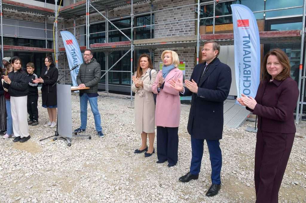 #News, #Nürnberg, #Stadt, #Grundsteinlegung, #Schlusssteinlegung, #Neubau, #Eibach, #PHR, #PeterHenleinRealschule, #SSG, #SigmundSchuckertGymnasium, #SchulzentrumSuedWest, #Kinder, #Schüler, #Chorklasse, #ispfd,