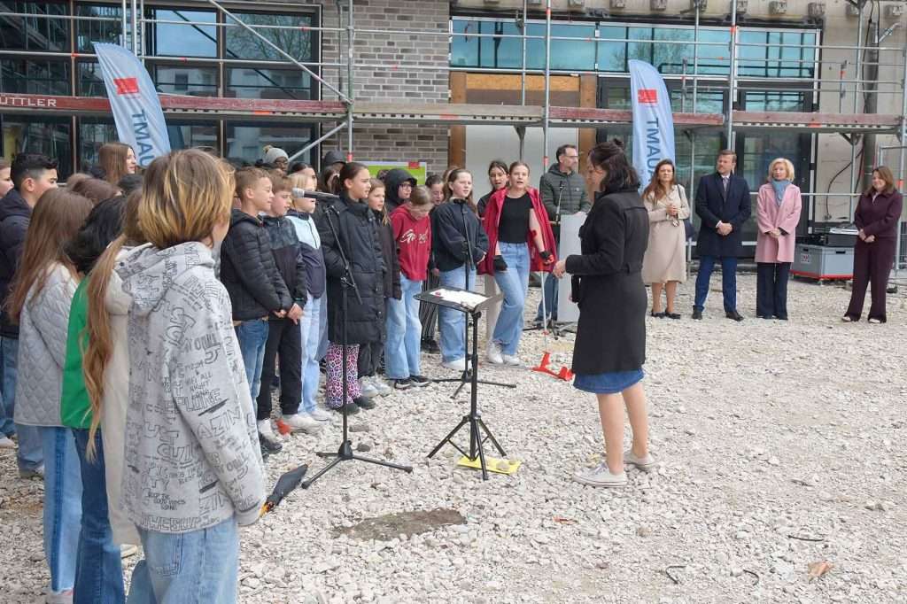 #News, #Nürnberg, #Stadt, #Grundsteinlegung, #Schlusssteinlegung, #Neubau, #Eibach, #PHR, #PeterHenleinRealschule, #SSG, #SigmundSchuckertGymnasium, #SchulzentrumSuedWest, #Kinder, #Schüler, #Chorklasse, #ispfd,