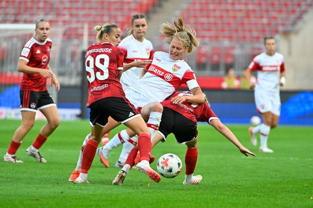 #Fußball, #Liga1, #Bundesliga, #DFL, #DFB, #Nürnberg, #1fcn, #fcn, #damen, #frauen, #Stadion, #MaxMorlockStadion, #Ball, #Sport, #Fans, #Jubel, #Torjubel, #Fahnen, #Fanblock, #Faszination, #Action, #Zweikampf, #Schiedsrichter, #Linienrichter, #SparkasseNürnberg, #NErgie, #Zuschauer, #fussball,