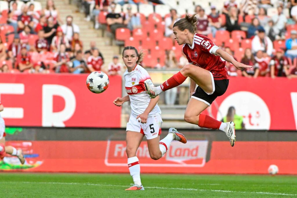 #Fußball, #Liga1, #Bundesliga, #DFL, #DFB, #Nürnberg, #1fcn, #fcn, #damen, #frauen, #Stadion, #MaxMorlockStadion, #Ball, #Sport, #Fans, #Jubel, #Torjubel, #Fahnen, #Fanblock, #Faszination, #Action, #Zweikampf, #Schiedsrichter, #Linienrichter, #SparkasseNürnberg, #NErgie, #Zuschauer, #fussball,