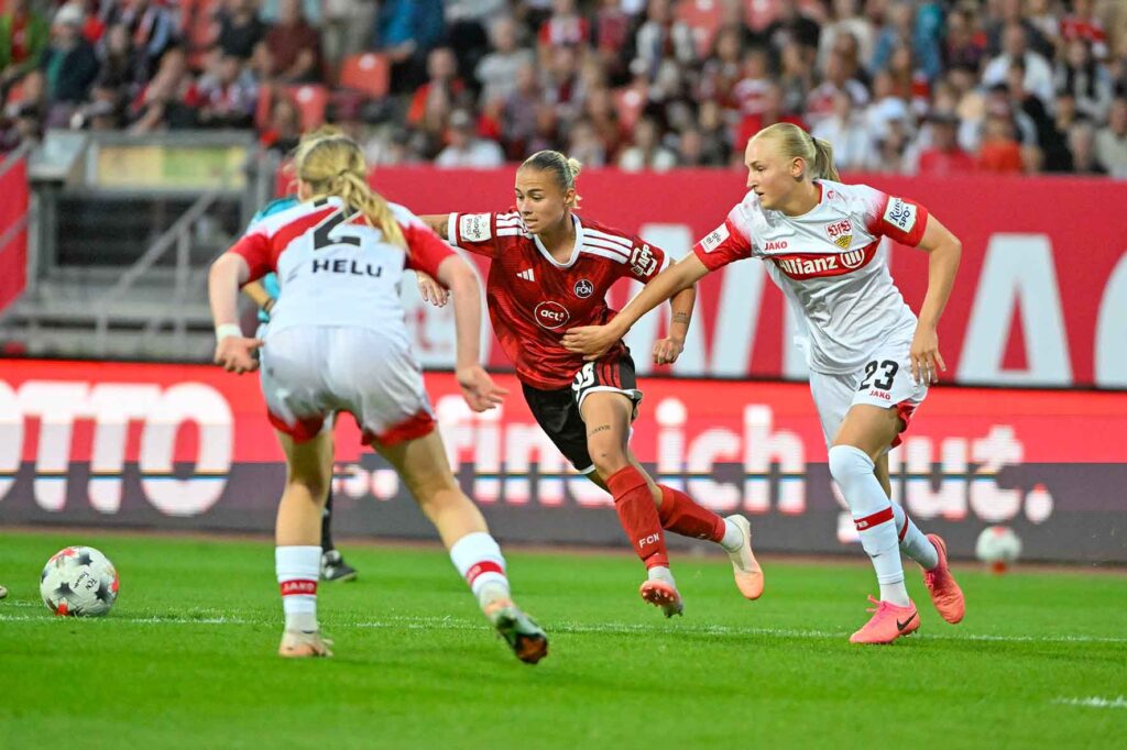 #Fußball, #Liga1, #Bundesliga, #DFL, #DFB, #Nürnberg, #1fcn, #fcn, #damen, #frauen, #Stadion, #MaxMorlockStadion, #Ball, #Sport, #Fans, #Jubel, #Torjubel, #Fahnen, #Fanblock, #Faszination, #Action, #Zweikampf, #Schiedsrichter, #Linienrichter, #SparkasseNürnberg, #NErgie, #Zuschauer, #fussball,