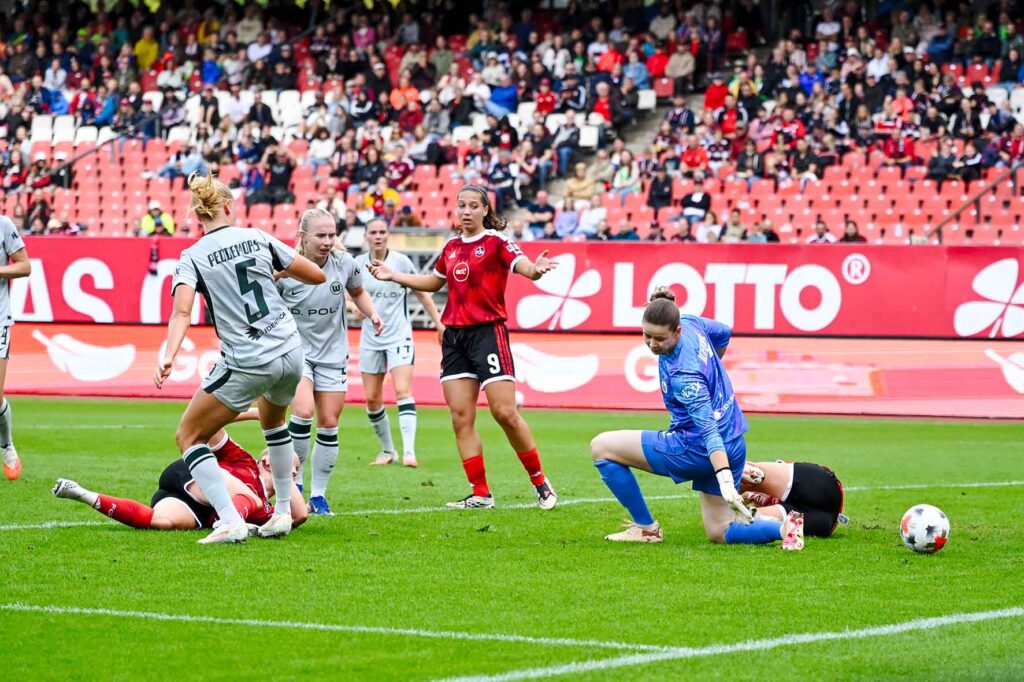 #Fußball, #Liga1, #Bundesliga, #DFL, #DFB, #Nürnberg, #1fcn, #fcn, #damen, #frauen, #Stadion, #MaxMorlockStadion, #Ball, #Sport, #Fans, #Jubel, #Torjubel, #Fahnen, #Fanblock, #Faszination, #Action, #Zweikampf, #Schiedsrichter, #Linienrichter, #SparkasseNürnberg, #NErgie, #Zuschauer, #fussball,