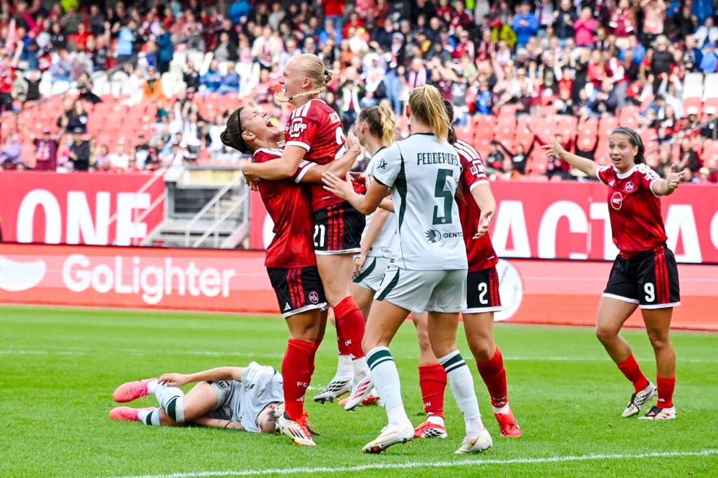 #Fußball, #Liga1, #Bundesliga, #DFL, #DFB, #Nürnberg, #1fcn, #fcn, #damen, #frauen, #Stadion, #MaxMorlockStadion, #Ball, #Sport, #Fans, #Jubel, #Torjubel, #Fahnen, #Fanblock, #Faszination, #Action, #Zweikampf, #Schiedsrichter, #Linienrichter, #SparkasseNürnberg, #NErgie, #Zuschauer, #fussball,