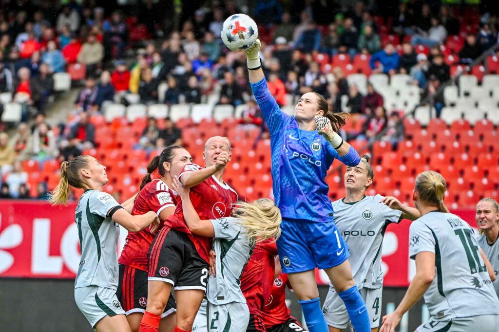 #Fußball, #Liga1, #Bundesliga, #DFL, #DFB, #Nürnberg, #1fcn, #fcn, #damen, #frauen, #Stadion, #MaxMorlockStadion, #Ball, #Sport, #Fans, #Jubel, #Torjubel, #Fahnen, #Fanblock, #Faszination, #Action, #Zweikampf, #Schiedsrichter, #Linienrichter, #SparkasseNürnberg, #NErgie, #Zuschauer, #fussball,