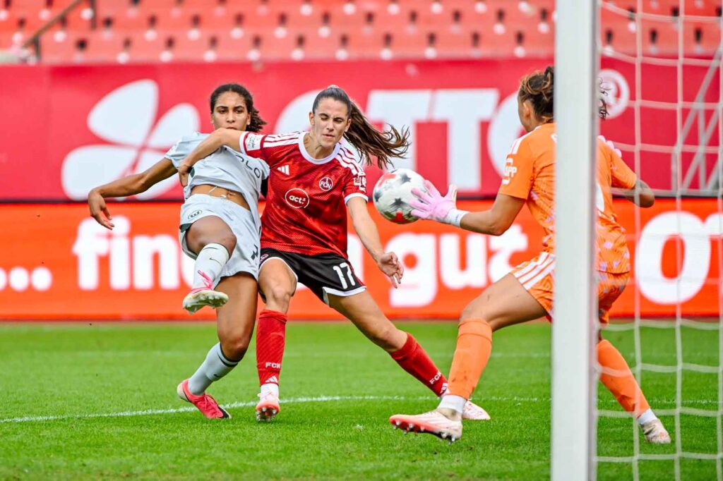 #Fußball, #Liga1, #Bundesliga, #DFL, #DFB, #Nürnberg, #1fcn, #fcn, #damen, #frauen, #Stadion, #MaxMorlockStadion, #Ball, #Sport, #Fans, #Jubel, #Torjubel, #Fahnen, #Fanblock, #Faszination, #Action, #Zweikampf, #Schiedsrichter, #Linienrichter, #SparkasseNürnberg, #NErgie, #Zuschauer, #fussball,