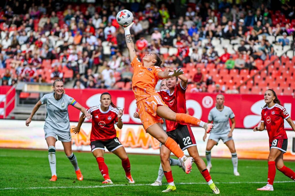 #Fußball, #Liga1, #Bundesliga, #DFL, #DFB, #Nürnberg, #1fcn, #fcn, #damen, #frauen, #Stadion, #MaxMorlockStadion, #Ball, #Sport, #Fans, #Jubel, #Torjubel, #Fahnen, #Fanblock, #Faszination, #Action, #Zweikampf, #Schiedsrichter, #Linienrichter, #SparkasseNürnberg, #NErgie, #Zuschauer, #fussball,
