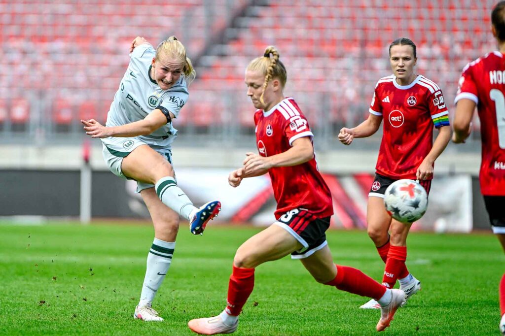 #Fußball, #Liga1, #Bundesliga, #DFL, #DFB, #Nürnberg, #1fcn, #fcn, #damen, #frauen, #Stadion, #MaxMorlockStadion, #Ball, #Sport, #Fans, #Jubel, #Torjubel, #Fahnen, #Fanblock, #Faszination, #Action, #Zweikampf, #Schiedsrichter, #Linienrichter, #SparkasseNürnberg, #NErgie, #Zuschauer, #fussball,