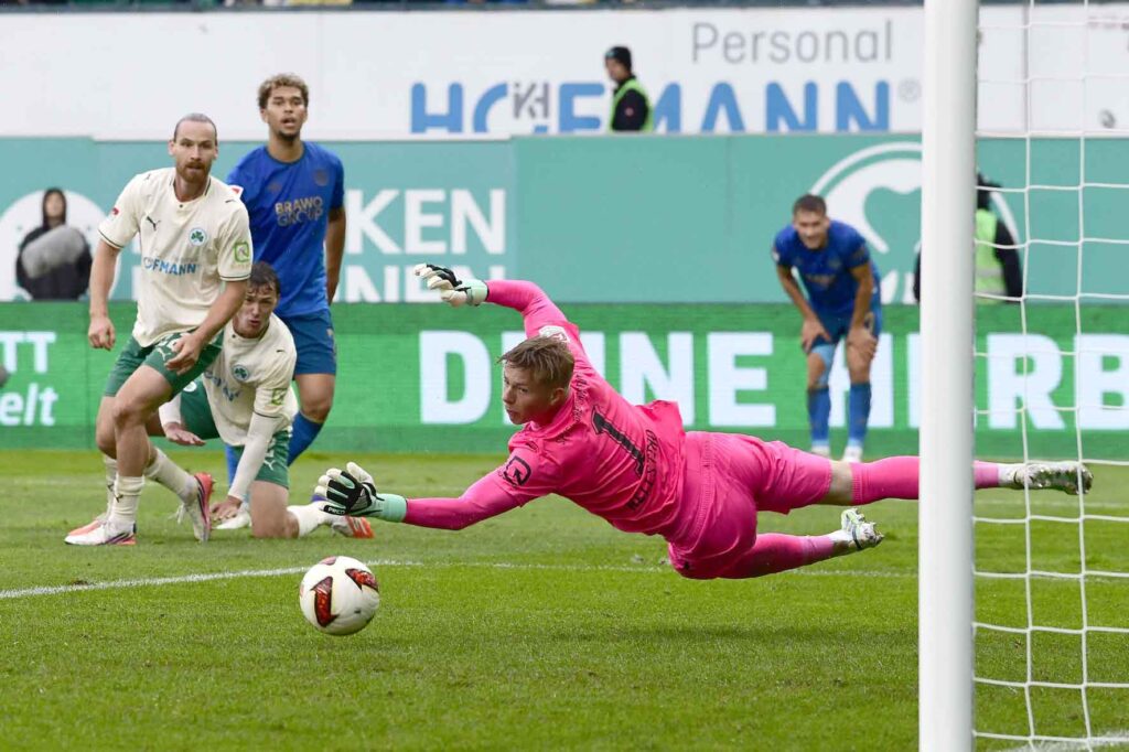 #Fussball, #Bundesliga, #DFL, #Liga2, #GreutherFürth, #sgf, #SportparkRonhof, #Kleeblatt, #HofmannPersonal, #BruderSpielwaren, #FrankenBrunnen, #GrünerBier, #RosicImmobilien, #simbadickiegroup, #Swietelsky, #WildPanda, #Fürth, #ball, #stadion, #zuschauer, #fans, #tor, #vielfaltgewinnt, #keinfanohnejob,