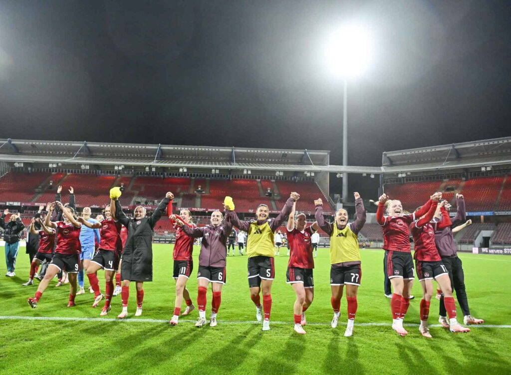 #Fußball, #Liga1, #Bundesliga, #DFL, #DFB, #Nürnberg, #1fcn, #fcn, #damen, #frauen, #Stadion, #MaxMorlockStadion, #Ball, #Sport, #Fans, #Jubel, #Torjubel, #Fahnen, #Fanblock, #Faszination, #Action, #Zweikampf, #Schiedsrichter, #Linienrichter, #SparkasseNürnberg, #NErgie, #Zuschauer, #fussball,