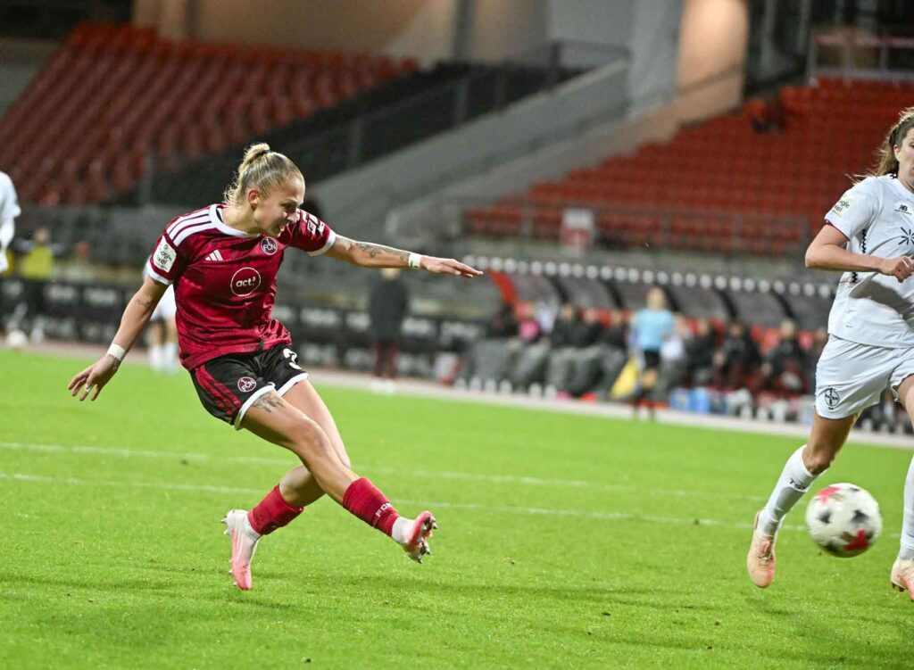 #Fußball, #Liga1, #Bundesliga, #DFL, #DFB, #Nürnberg, #1fcn, #fcn, #damen, #frauen, #Stadion, #MaxMorlockStadion, #Ball, #Sport, #Fans, #Jubel, #Torjubel, #Fahnen, #Fanblock, #Faszination, #Action, #Zweikampf, #Schiedsrichter, #Linienrichter, #SparkasseNürnberg, #NErgie, #Zuschauer, #fussball,