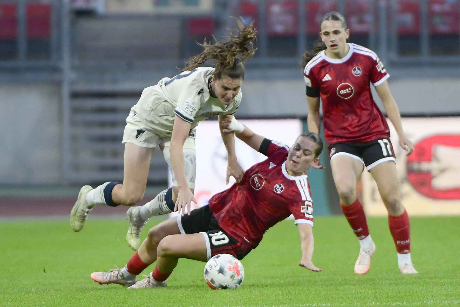 #Fußball, #Liga1, #Bundesliga, #DFL, #DFB, #Nürnberg, #1fcn, #fcn, #damen, #frauen, #Stadion, #MaxMorlockStadion, #Ball, #Sport, #Fans, #Jubel, #Torjubel, #Fahnen, #Fanblock, #Faszination, #Action, #Zweikampf, #Schiedsrichter, #Linienrichter, #SparkasseNürnberg, #NErgie, #Zuschauer, #fussball,
