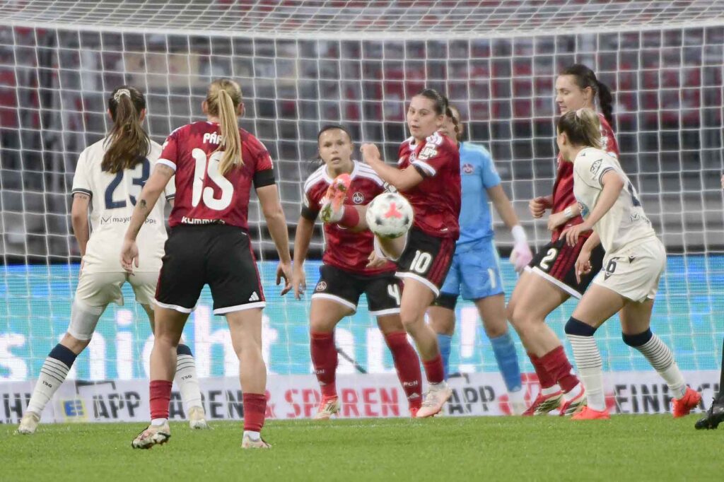 #Fußball, #Liga1, #Bundesliga, #DFL, #DFB, #Nürnberg, #1fcn, #fcn, #damen, #frauen, #Stadion, #MaxMorlockStadion, #Ball, #Sport, #Fans, #Jubel, #Torjubel, #Fahnen, #Fanblock, #Faszination, #Action, #Zweikampf, #Schiedsrichter, #Linienrichter, #SparkasseNürnberg, #NErgie, #Zuschauer, #fussball,